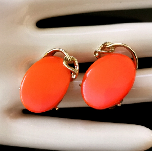 Vintage 1950s Red Thermoset/Lucite Bracelet and Earrings Set -Demi Parure - Picture 3 of 9